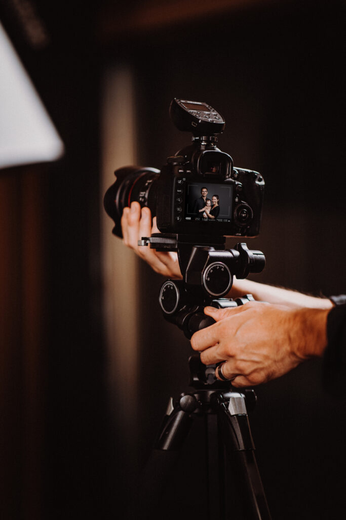 Fotograf fotografiert eine Familie