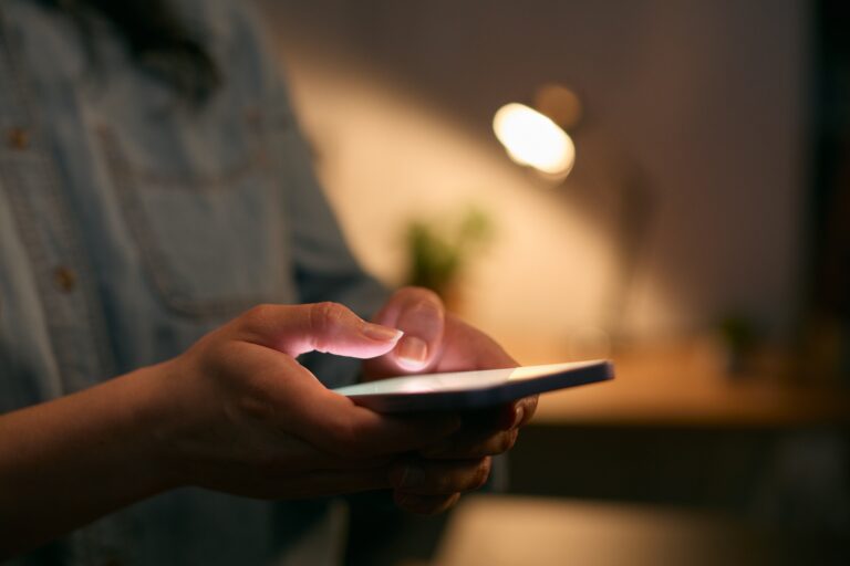 Frau hält Smartphone in den Händen